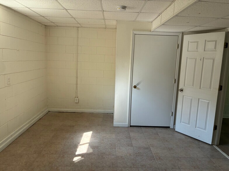 Building Photo - Room in House on Hillsborough St