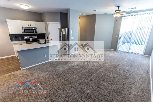 Building Photo - 1131 E Ferrara St