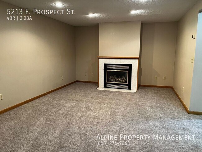 Building Photo - Newly Renovated 4 Bed/2 Bath East Side Ran...