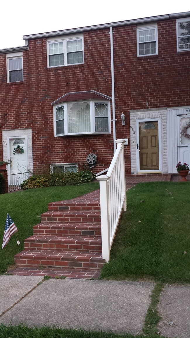 Primary Photo - 983 Regina Dr