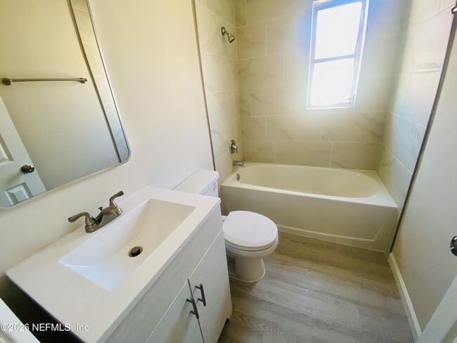 Building Photo - 1737 W 24th St