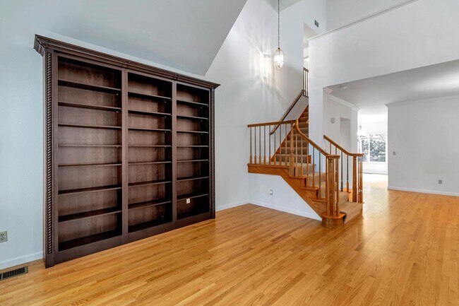 Building Photo - 302 Tadley Ct