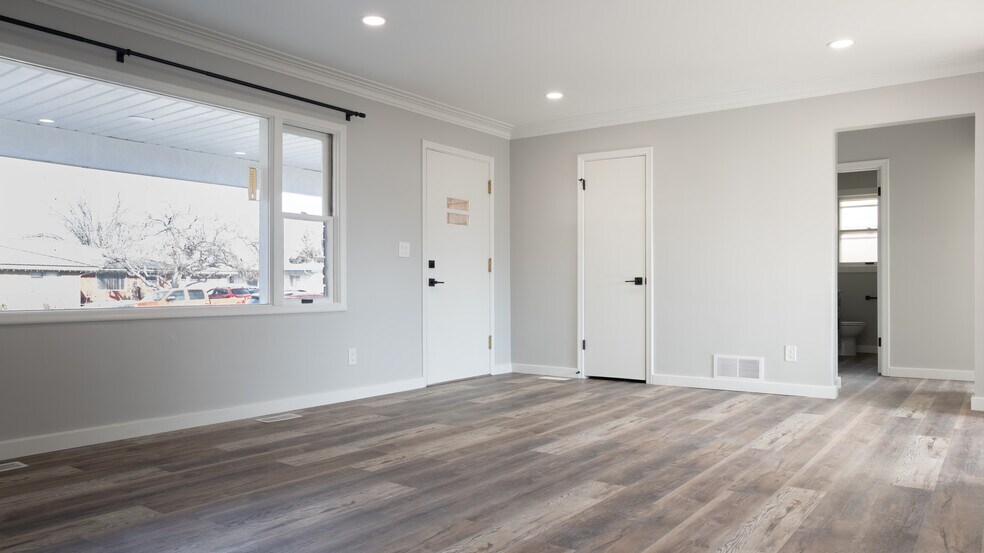 Building Photo - 920 9th St