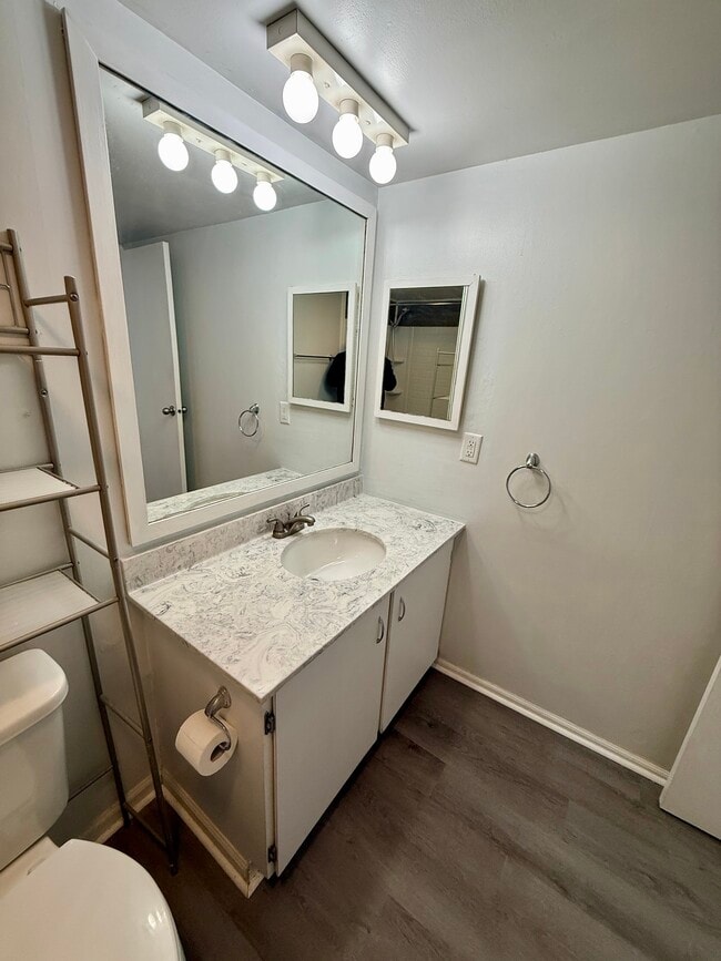 Building Photo - 991 Manor Ln