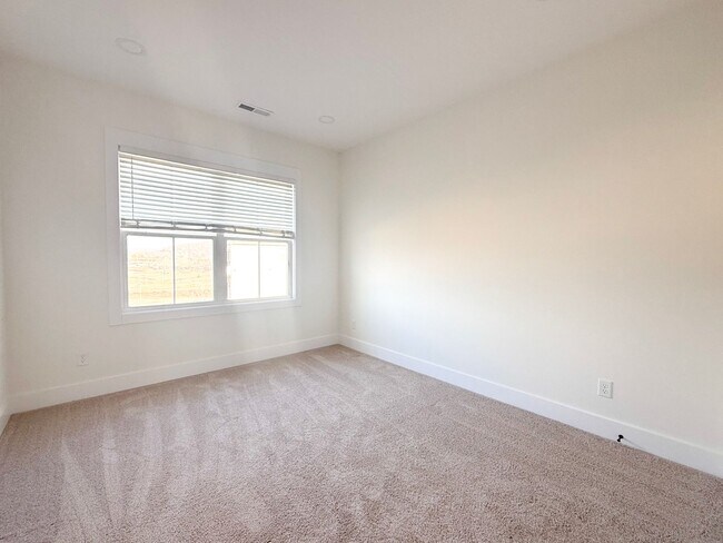 Building Photo - Spacious 4-Bedroom Townhome at Highbury + Summer Special