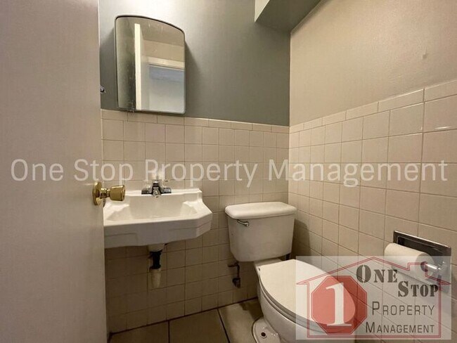 Building Photo - Split level 3 bedroom, 1.5 bathroom, and 1...