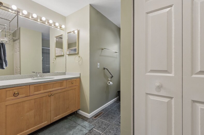 Building Photo - 5 Maple Ridge Dr