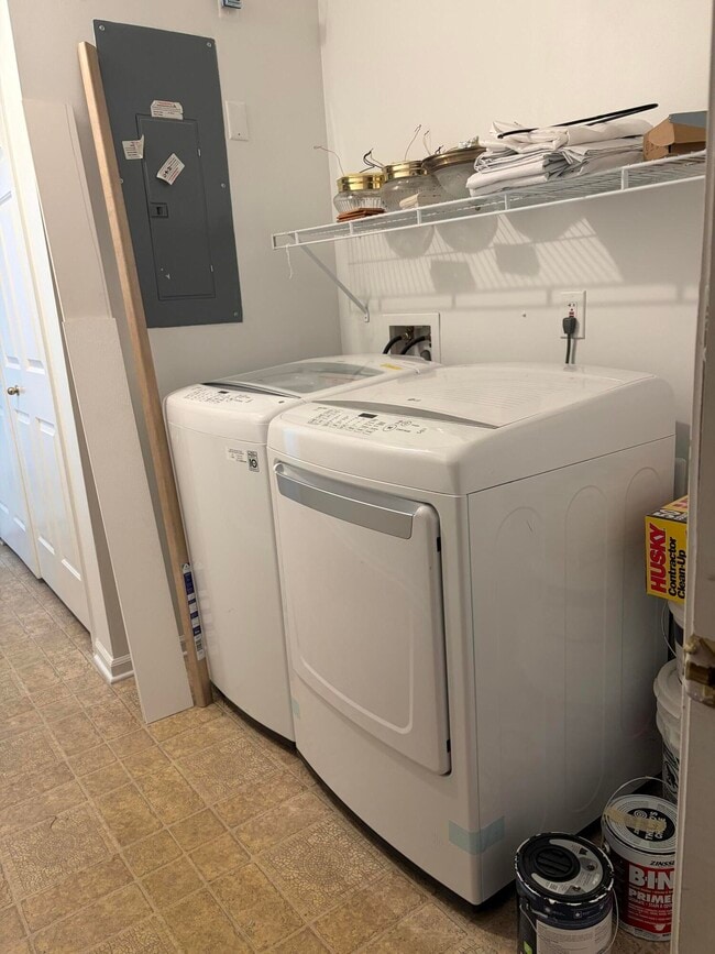 Building Photo - 3245 Reeves Dr