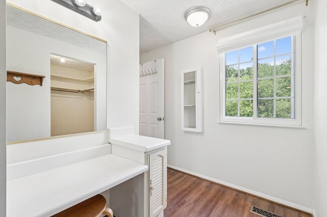 Building Photo - Home in Highly Desirable Forest Ridge!