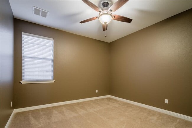Building Photo - 307 Elderberry Rd
