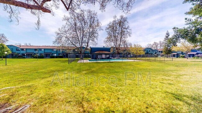 Building Photo - 221 College View Dr