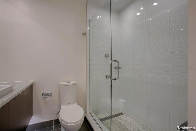 Building Photo - 6533 E Jefferson Ave