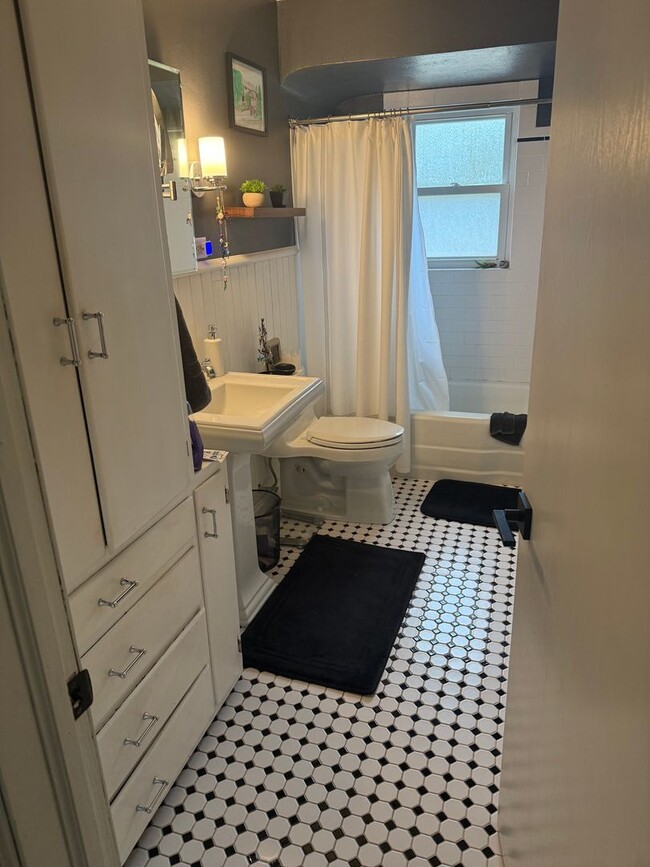 Building Photo - 3 Bed 1.5 Bath Single Family Home in Scholfield