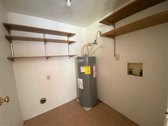 Building Photo - 615 Stonewall Dr