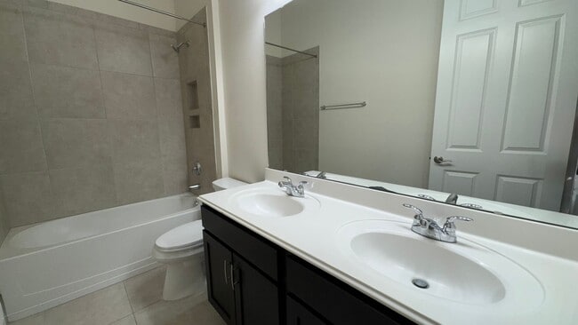 Building Photo - Beautiful 4B/3B with Bonus Office Space Fo...