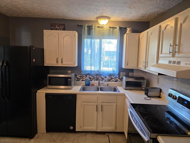 Building Photo - 7006 Finchley Dr