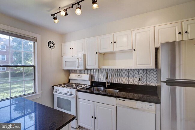 Building Photo - 6622 Boulevard View