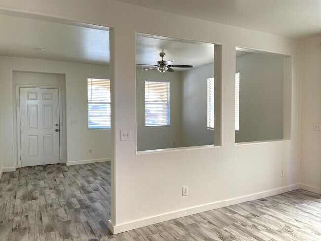 Building Photo - DARLING 3 BEDROOM, 2.5 BATH LOCATED IN GAT...