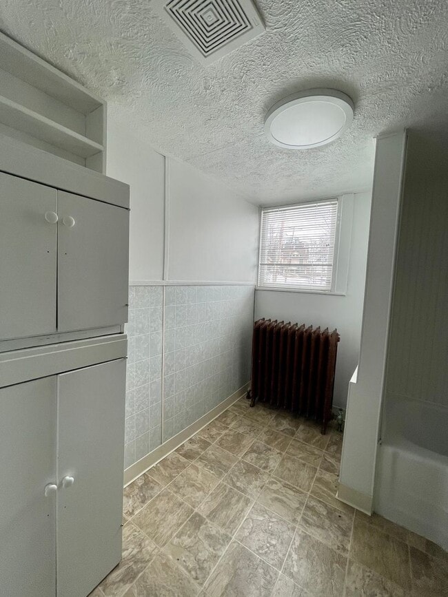 Building Photo - Coraopolis - 2 Bed 2 Bath - Immaculately M...