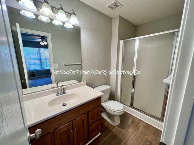 Building Photo - Stunning 3 Bedroom townhome w/ outdoor Maintenance provided