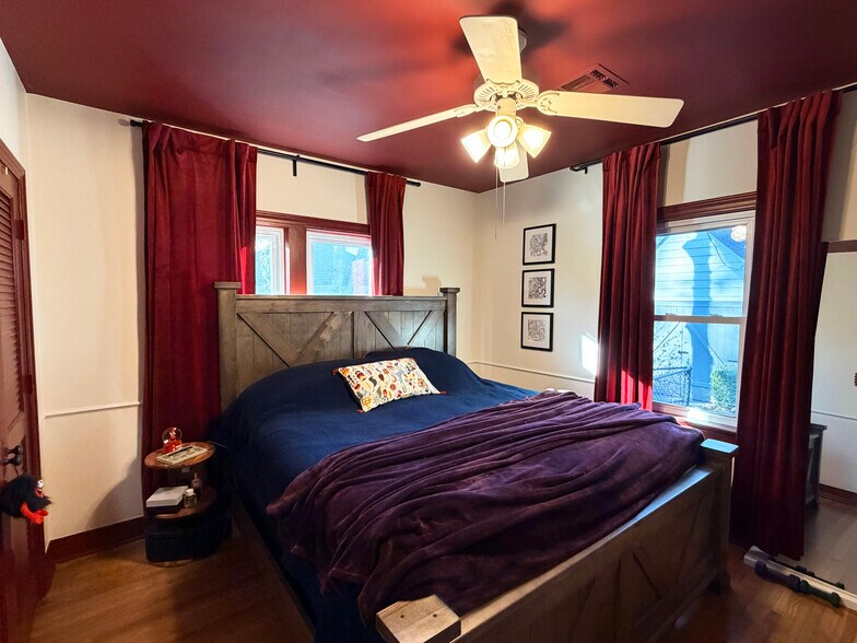 Building Photo - 2023 E 14th Pl