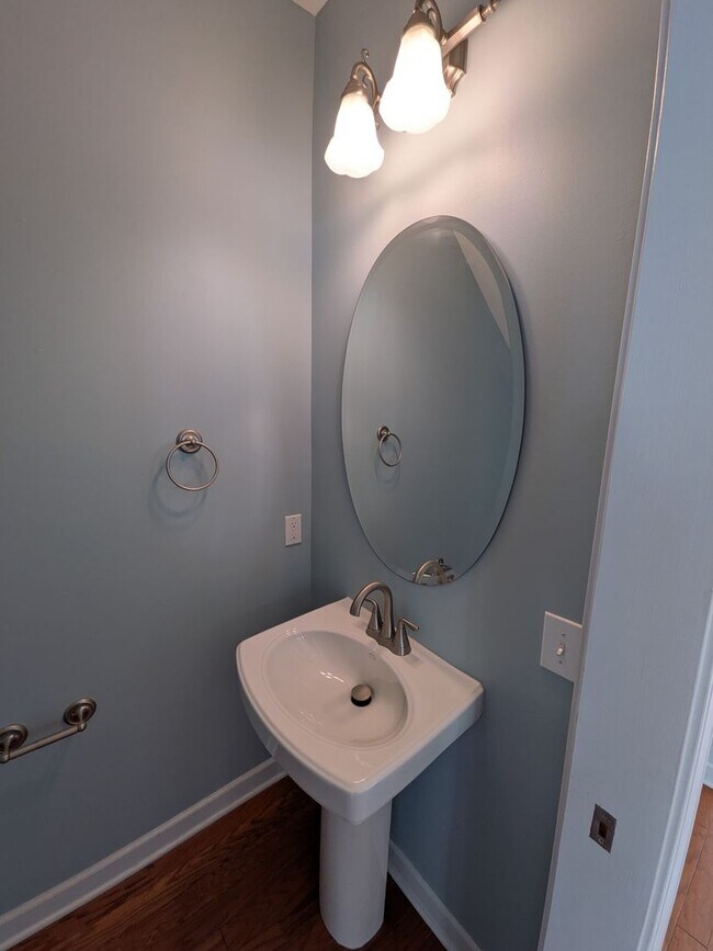 Building Photo - Beautiful 3 Bedroom, 2.5 Bath Home Located in the Kings Grant Golf Community!