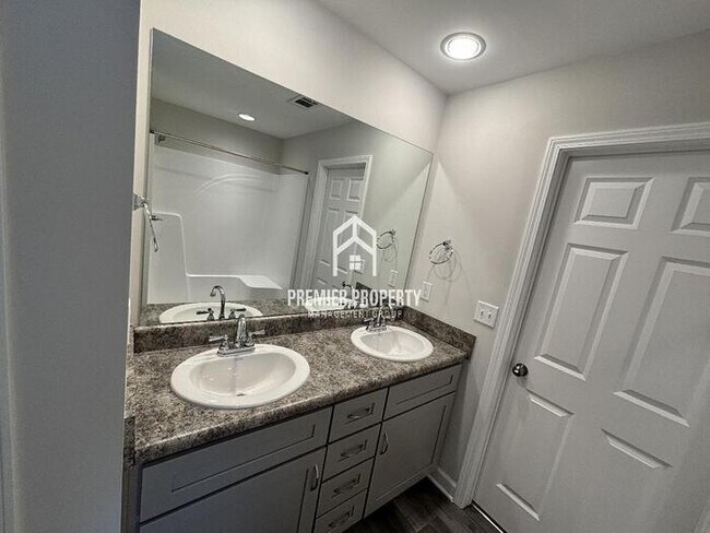 Building Photo - 224 Bradford Circle - Available Now!