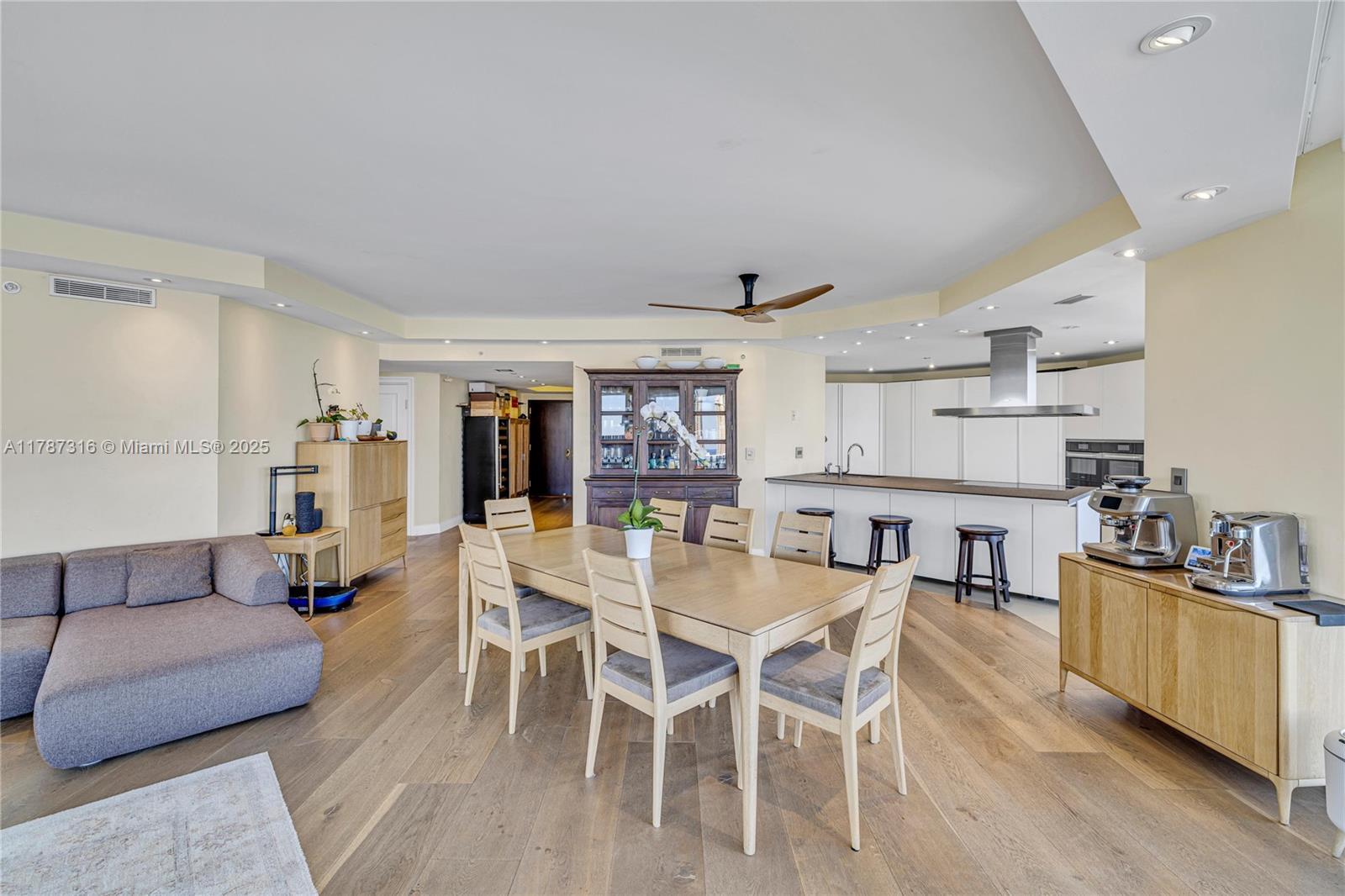 Building Photo - 2600 Island Blvd