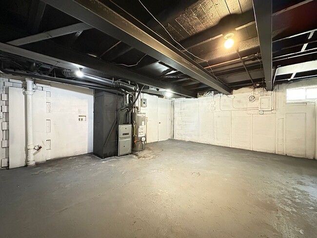 Building Photo - 3 Bedroom 1.5 Bathroom Finished Basement 2...