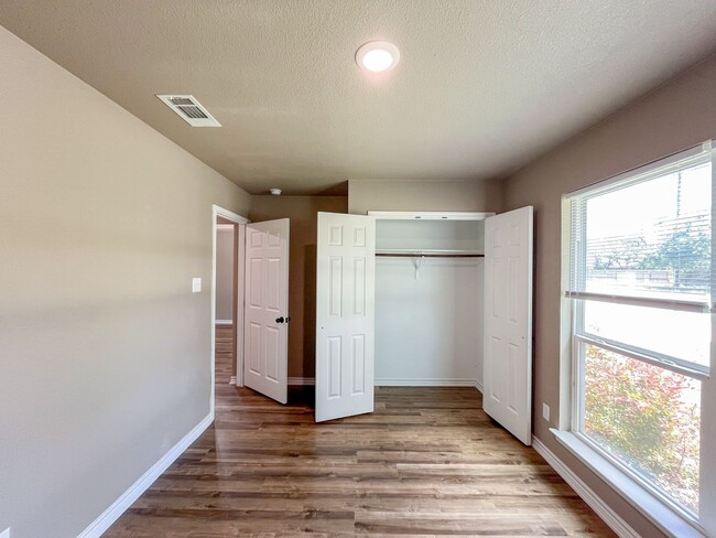 Building Photo - 1617 Pontotoc Trce