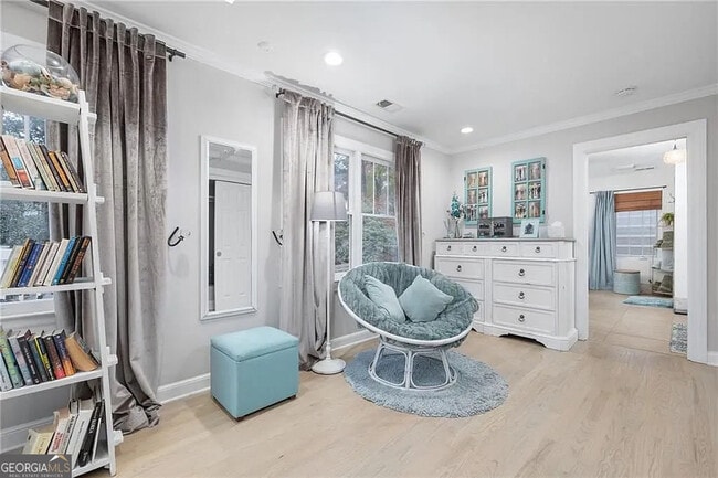 Building Photo - 302 Hascall Rd NW