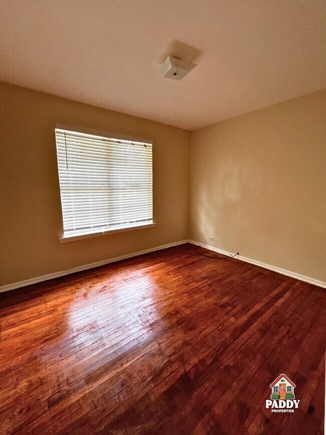 Building Photo - 411 Redbud Ln