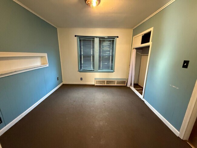 Building Photo - Spacious 3 bedroom 1 bathroom