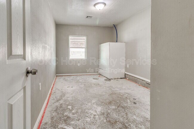 Building Photo - 8712 NE 25th St