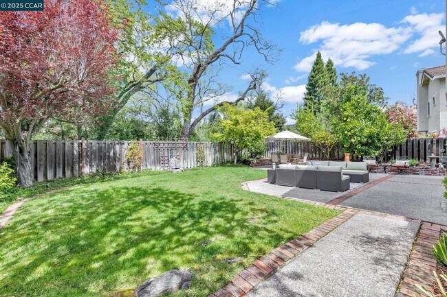 Building Photo - 668 Sun Tree Ct