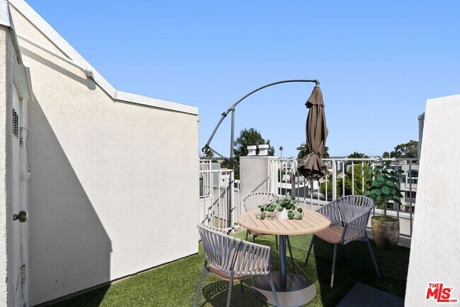 Building Photo - 3854 Beethoven St