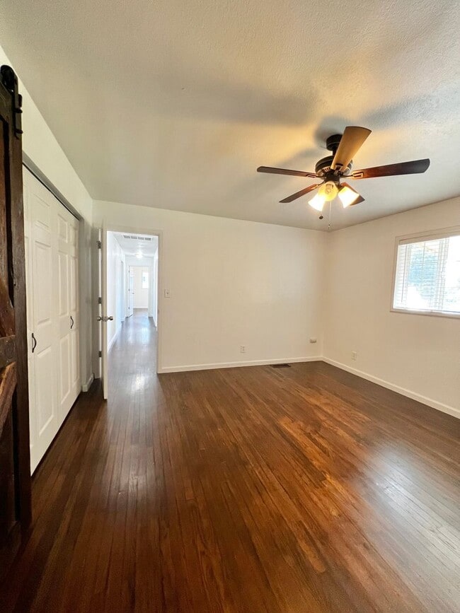 Building Photo - 3 Bedroom, 2 bath house