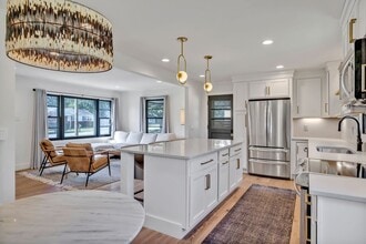 Building Photo - Beautifully furnished short-term rental in Historic Downtown Franklin!