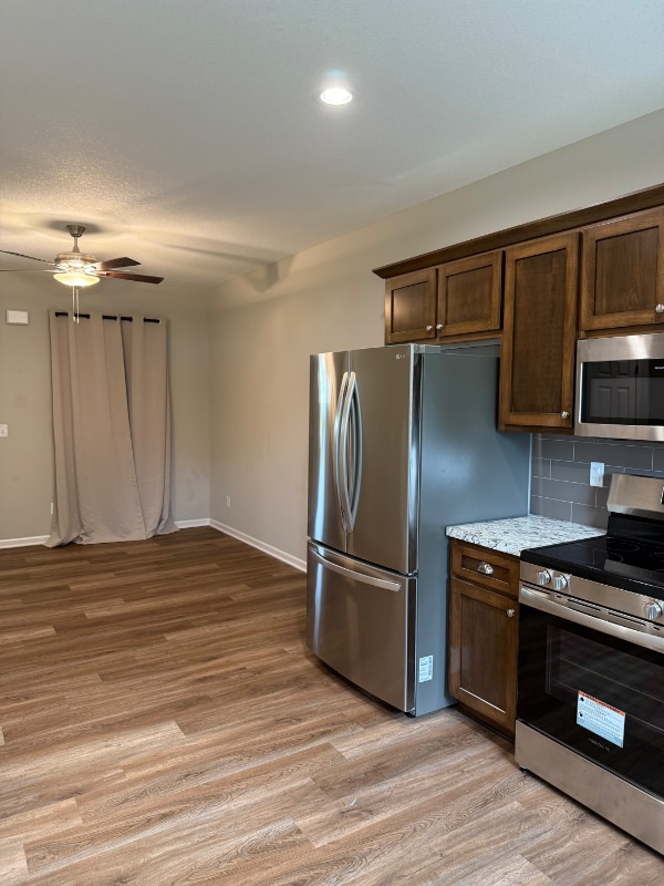 Building Photo - 842 E 8th St