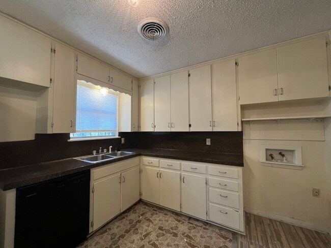Building Photo - 1303 Redondo Dr