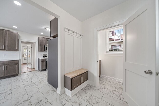 Building Photo - Fully Renovated Beauty!!