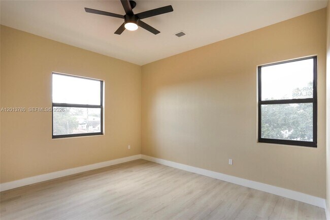 Building Photo - 120 SW 35th Ave