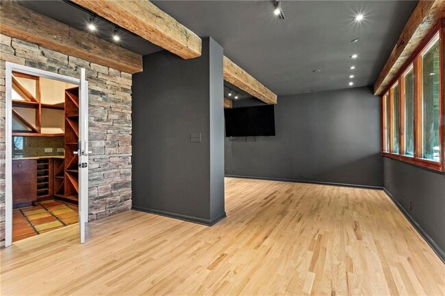 Building Photo - 120 Laurel Dr NE