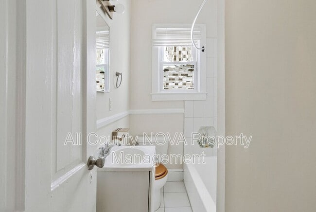 Building Photo - 305 9th St