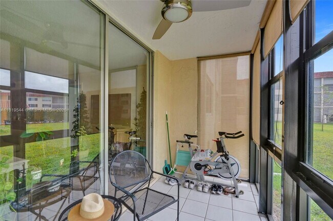Building Photo - 9410 N Hollybrook Lake Dr