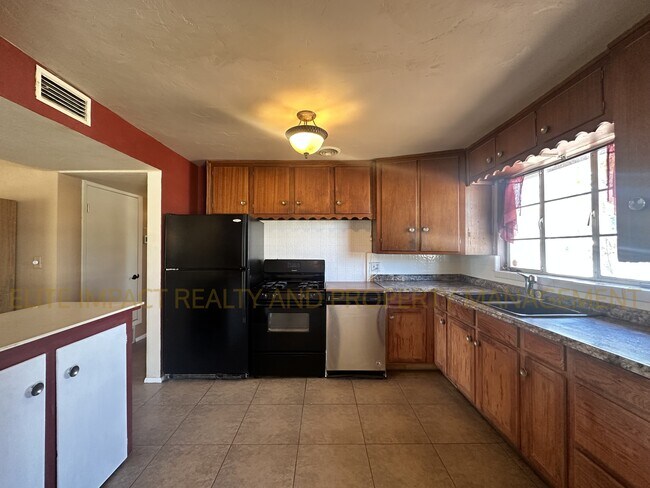 Building Photo - 5962 E 25th St