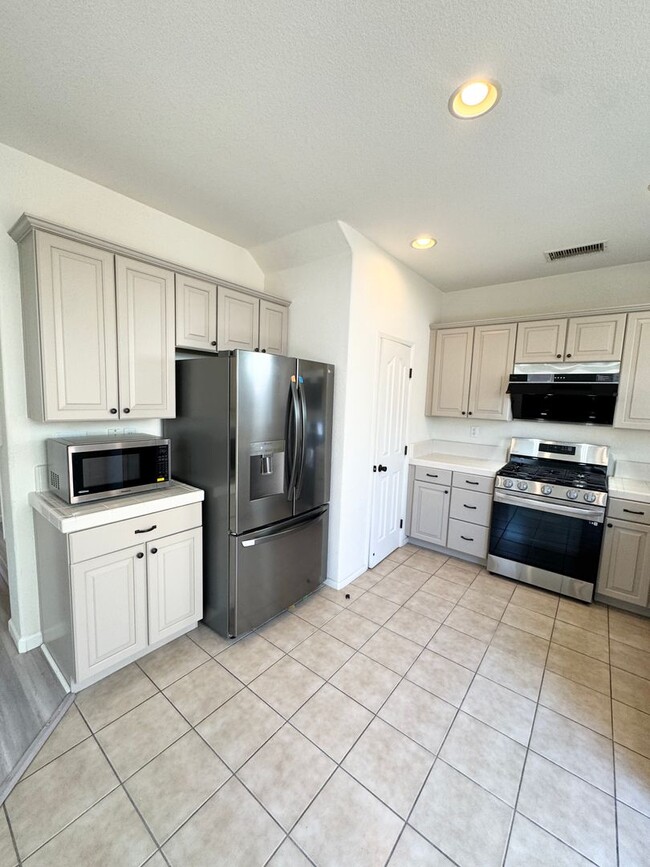 Building Photo - THREE BEDROOM TWO AND A HALF BATH POOL USE SEE VIDEO