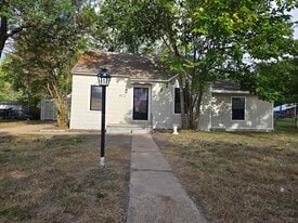 Building Photo - 912 S Gordon St