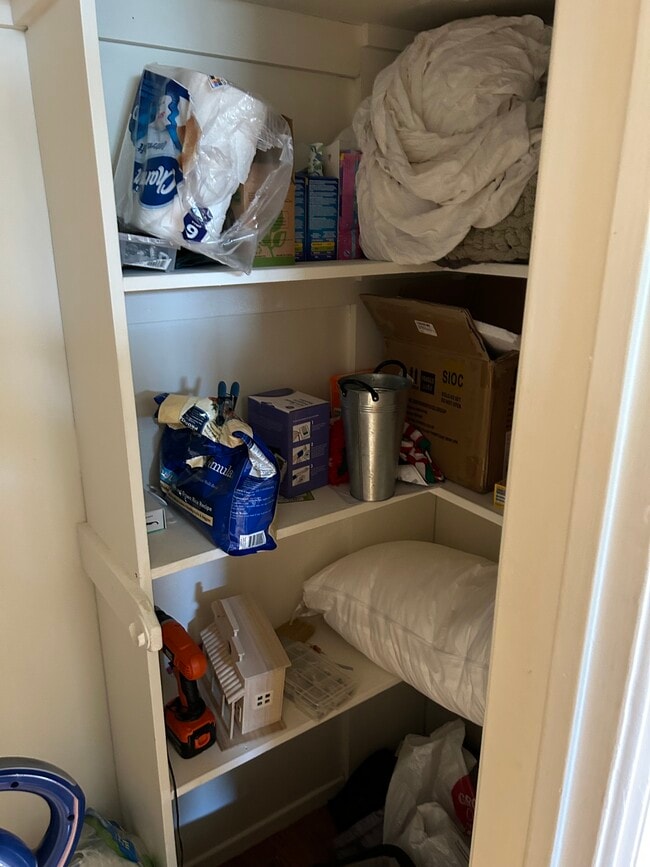 Building Photo - 638 Sheldon St