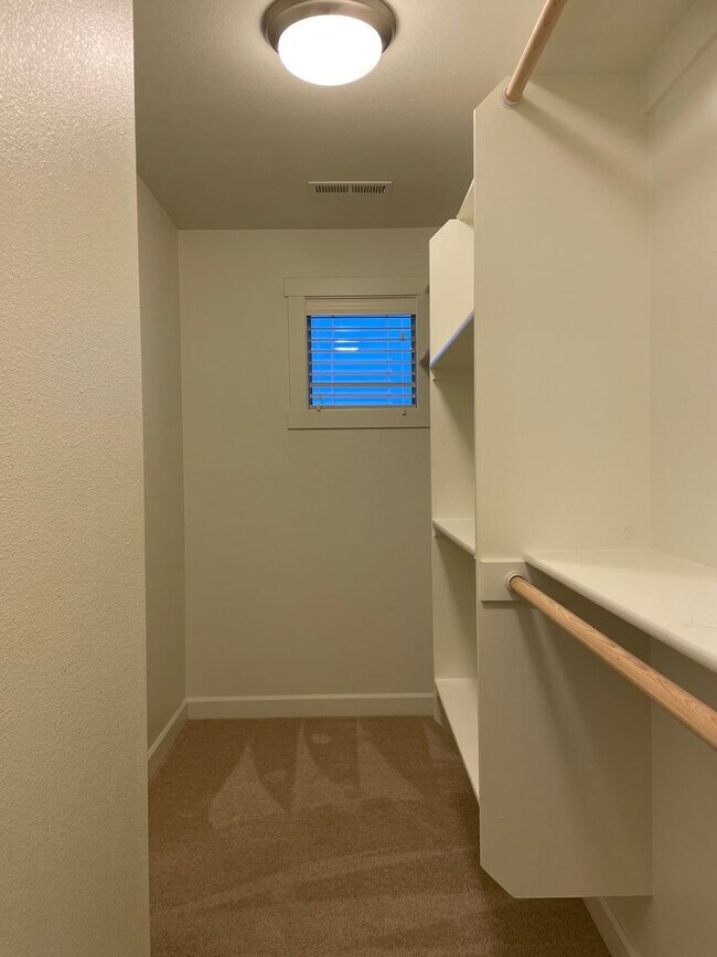 Building Photo - NEWER LUXURY Style Townhouse with a gorgeo...